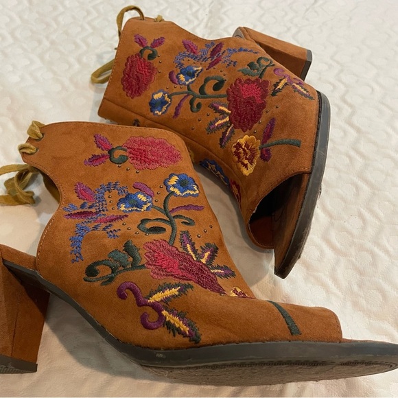 Mari A. ‘Alicia’ Embroidered Floral Heel Women’s Size 10M Faux Suade Fall - Picture 3 of 8